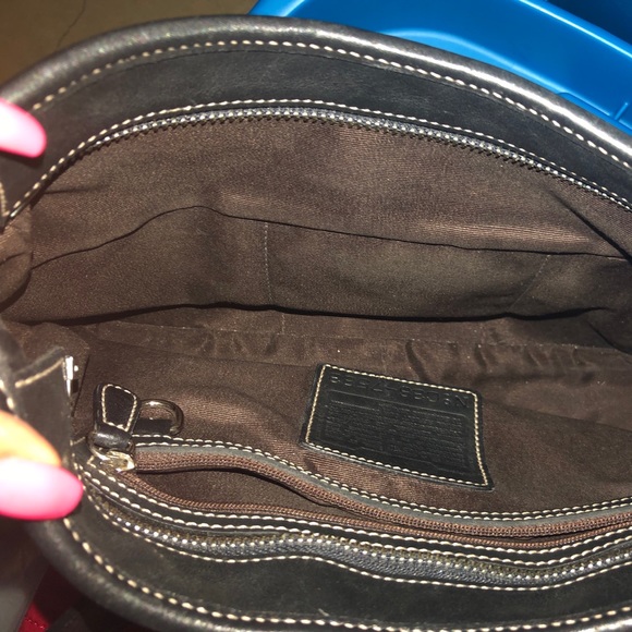 Coach Hamptons Buckle Shoulder Bag. - Picture 5 of 7